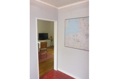 Langeoog Ferienhaus Schimmelreiter - Flur, mit Blick in`s Wohnzimmer