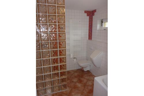 Langeoog Ferienhaus Schimmelreiter - Bad mit Dusche, WC, Urinal, Badewanne