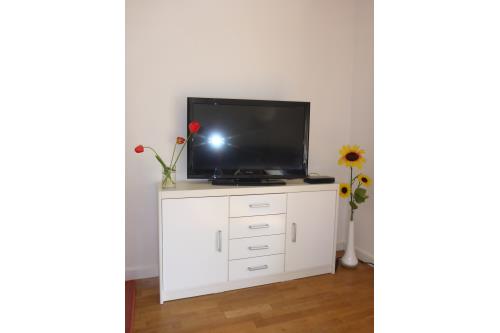 Langeoog Ferienhaus Schimmelreiter - TV, Spieleschrank