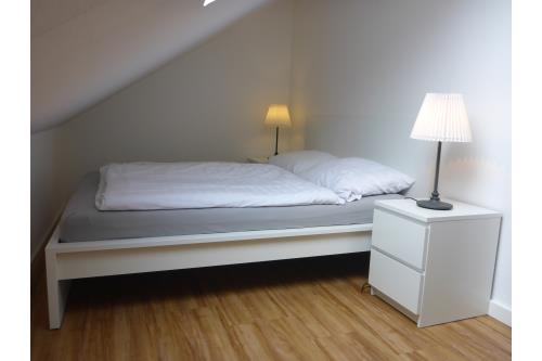 Langeoog Ferienhaus Schimmelreiter - Schlafzimmer 1 im DG mit Kinderspielecke