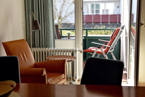 Langeoog Ferienwohnung Us Langeoog - Strandkörbchen - 05 FEWO Strandkoerbchen Loggia Foto I Bl