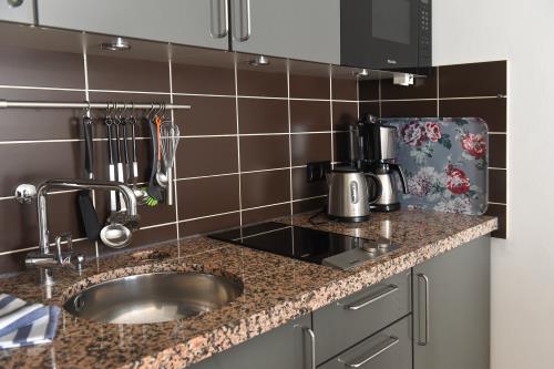 Langeoog Ferienwohnung Us Langeoog - Strandkörbchen - 06 FEWO Strandkoerbchen Wohnraum Kueche 