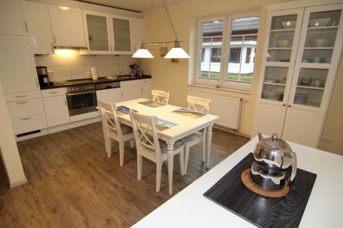Langeoog Ferienwohnung Süderloog - Hannes Glogner - Küchenzeile mit Essbereich