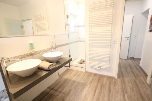 Langeoog Ferienwohnung Us Langeoog - Haus Stefanie - Stefanie 1 - Badezimmer mit Dusche 1.OG