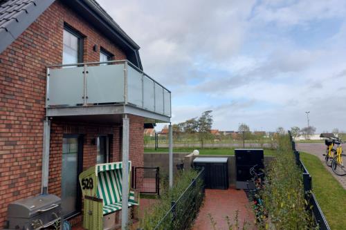 Langeoog Ferienhaus Villa Hafenkieker - Zuwegung Haus und eingezäunter Garten