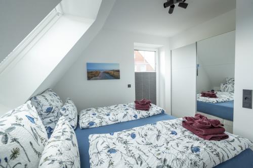 Langeoog Ferienhaus Villa Hafenkieker - SZ 1 und 2 Schrank mit Ganzkörperspiegel