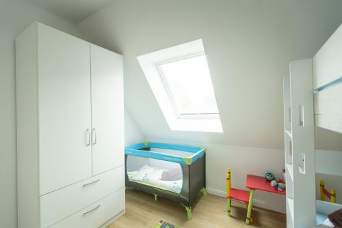 Langeoog Ferienhaus Villa Hafenkieker - SZ 3 mit Babybett und Spieltisch