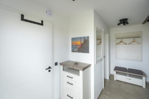 Langeoog Ferienhaus Villa Hafenkieker - Flur mit Garderobe