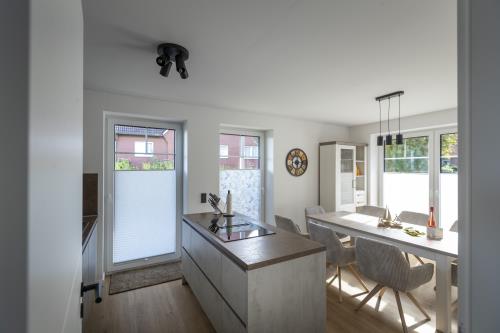 Langeoog Ferienhaus Villa Hafenkieker - Küche und Essbereich