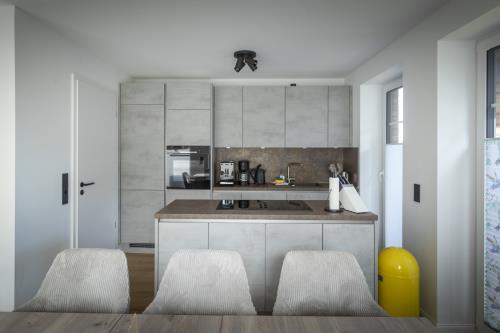 Langeoog Ferienhaus Villa Hafenkieker - Voll ausgestattete Küche mit Kochinsel