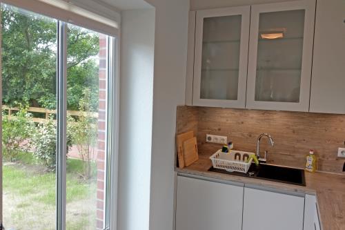 Langeoog Ferienhaus Captain&#39;s Langeoog - EG: Küchenarbeit mit Perspektive