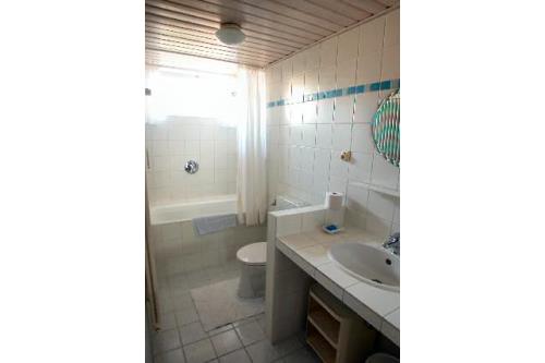 Langeoog Ferienhaus Schäfer - Bad Wanne/Dusch-Kombi, Waschtisch, WC