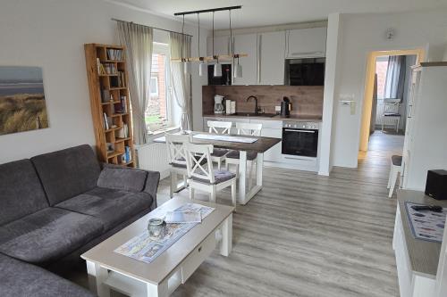 Langeoog Ferienwohnung Twillinghus - Rita Mare - Wohnzimmer / Essbereich / Küche