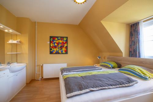 Langeoog Ferienwohnung Das Künstlerhaus - Malkasten OG - Schlafzimmer 1