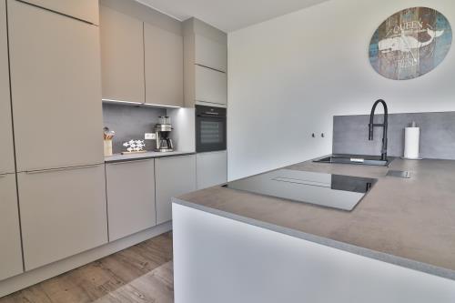 Langeoog Ferienwohnung Vermietung am Meer – Haus Dünenblume - Haus Dünenblume - Wohnung 1 - Küche mit Kochinsel