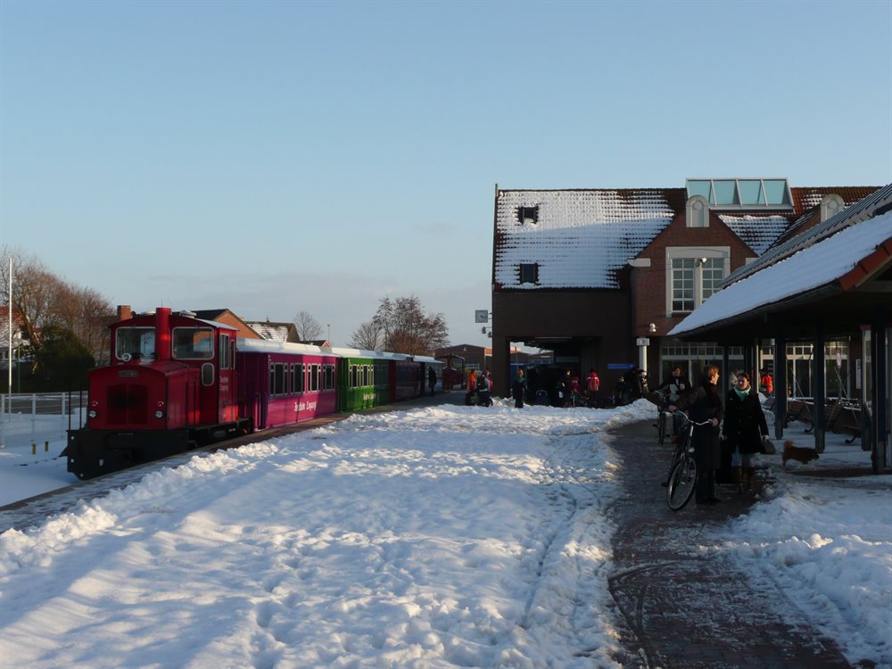 Inselbahn auf Langeoog im Schnee